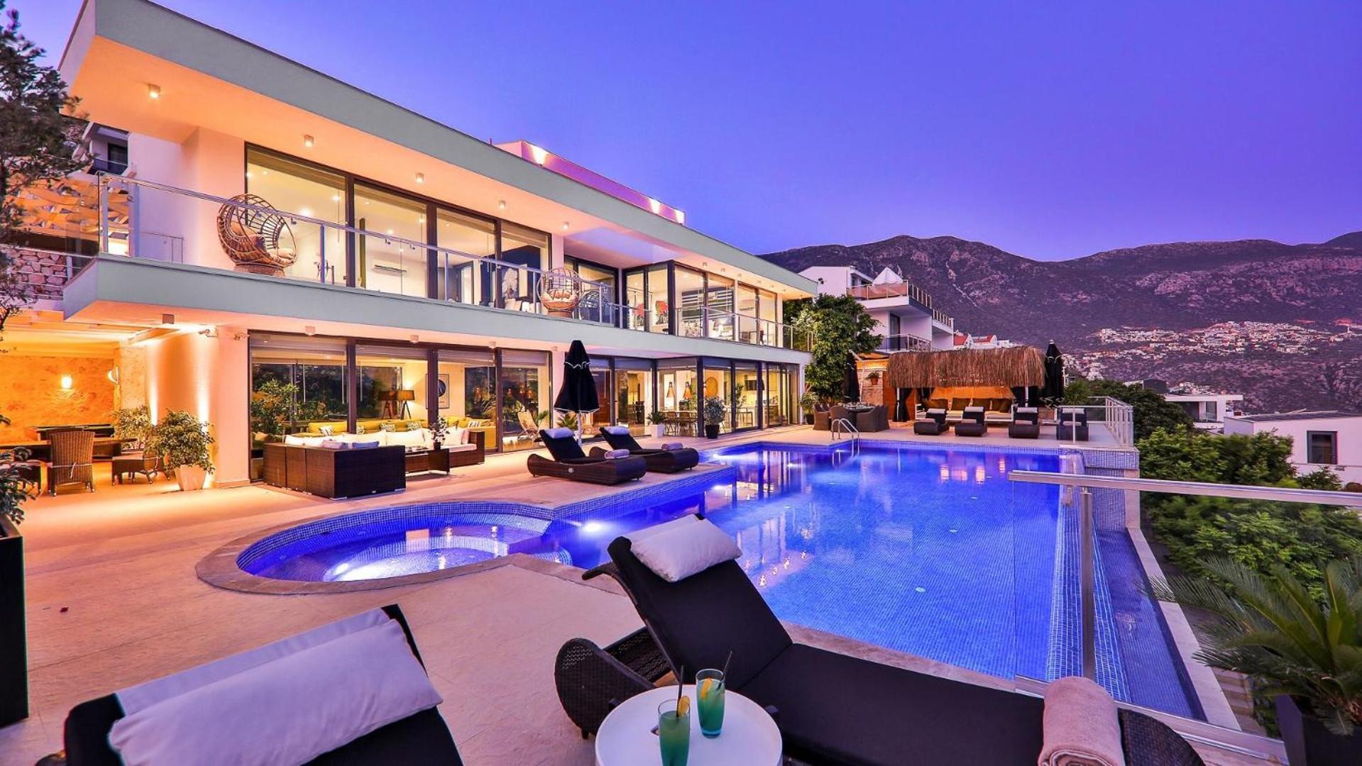 4 Bedroom - 4780 *